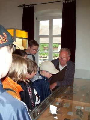 Ehrenmitglied Ernst Drr bei einer Fhrung von Schlern anlsslich eines Projekttages der Schulen